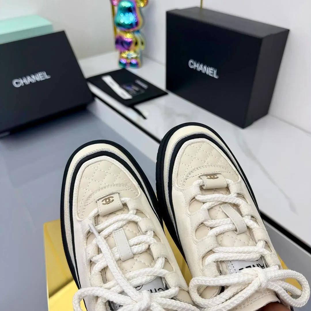 👟👟Ex-factory price 600👟👟 CHANEL 25C early autumn vacation style new casual shoes. A pair of comfortable shoes can reduce the fatigue on your feet. The new style is very versatile, whether it is daily wear or a sister party. It can be easily used for commuting in the workplace, outdoor sports and various occasions. It can increase the height, straighten the legs, modify the shape of the feet, is comfortable and comfortable without rubbing the feet, and has good breathability. It can also be worn in summer. Office workers can also easily own it when wearing it. The fabric is pebbled cowhide + plaid pad to show off sheepskin. The original open-molded rubber foam outsole! size: 35-40 (41 customized, non-refundable and non-exchangeable) 👉